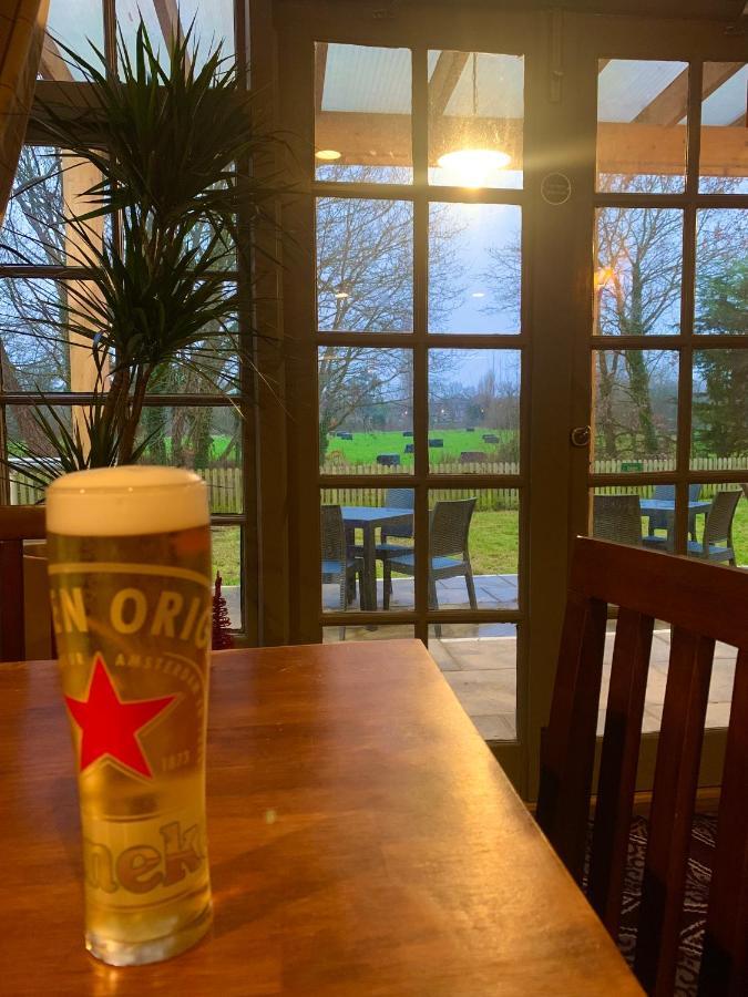 Crown & Anchor Hotell Woking Eksteriør bilde